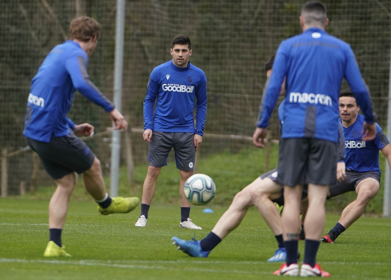 Los cinco canteranos del Sanse han saltado al césped junto con los intengrantes de la primera plantilla, en la que se ha visto corretear a Illarramendi