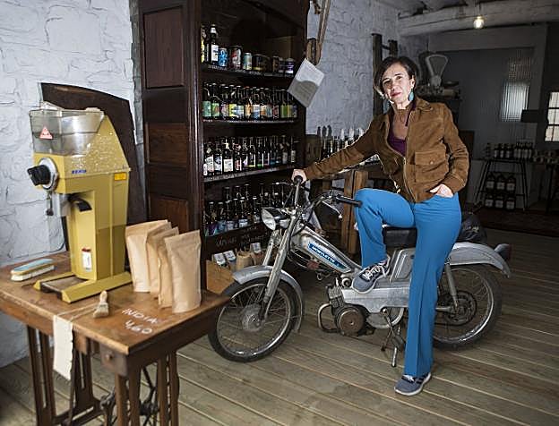 Café recién molido, cerveza artesana y una Mobylette. Todo es posible en el Berruta de Jaione en la calle Santiago.