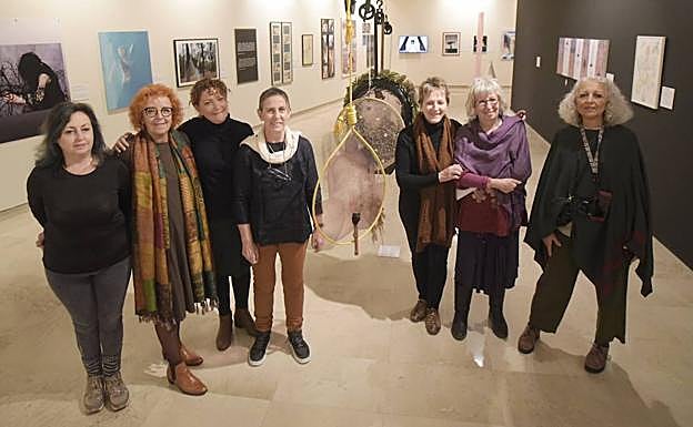 Algunas de las artitas participantes, junto con las comisarias y la responsable del C.C. Okendo.