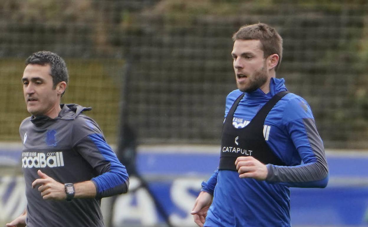 Asier Illarramendi en Zubieta junto al preparador físico de la Real.