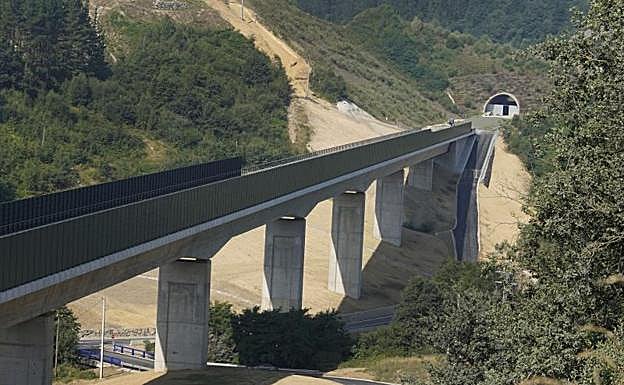 Vista aérea del viaducto de la Y vasca que conecta Antzuola y Ezkio, el último tramo terminado en Gipuzkoa el pasado año