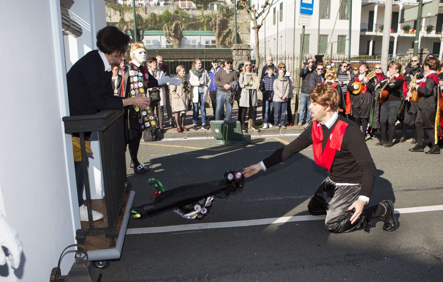 Original y divertido desfile el que se ha vivido este domingo en Hondarribia, con el sol y el buen humor como tónica dominante