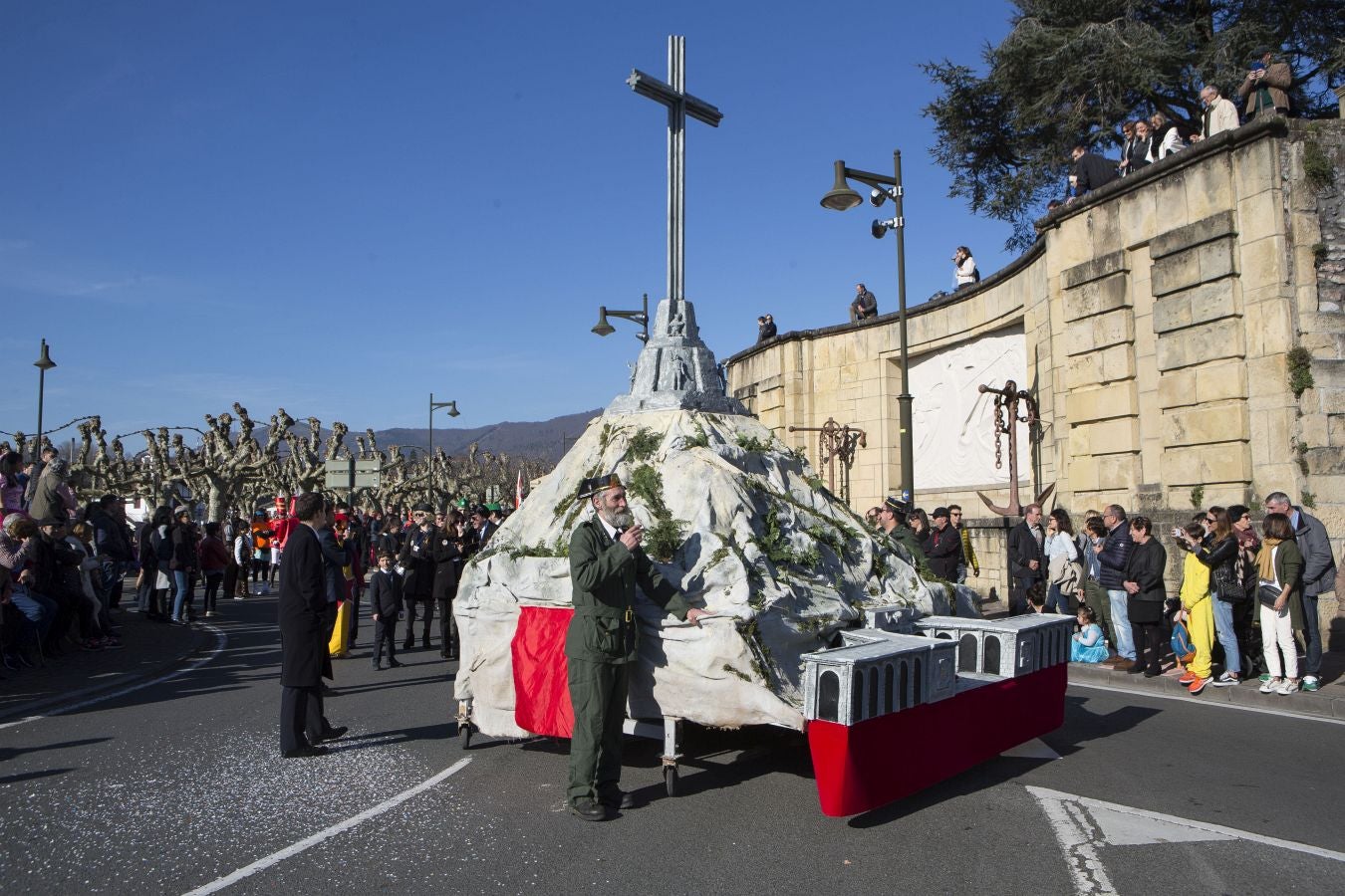 Original y divertido desfile el que se ha vivido este domingo en Hondarribia, con el sol y el buen humor como tónica dominante