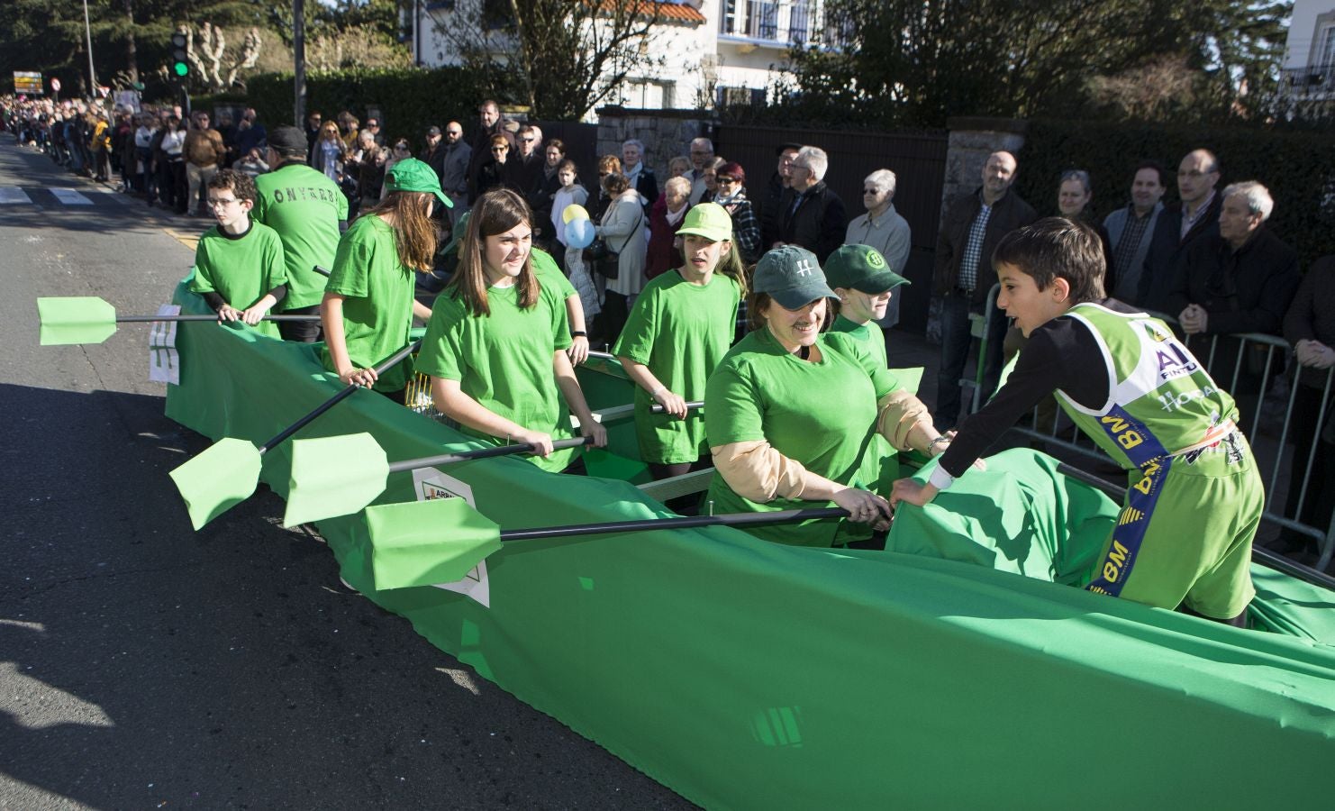 Original y divertido desfile el que se ha vivido este domingo en Hondarribia, con el sol y el buen humor como tónica dominante