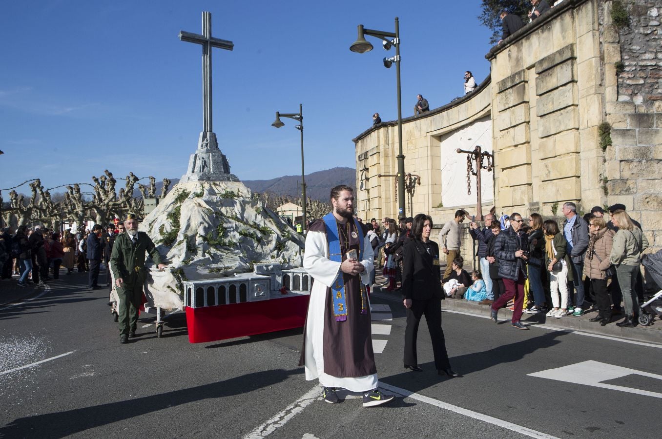 Original y divertido desfile el que se ha vivido este domingo en Hondarribia, con el sol y el buen humor como tónica dominante