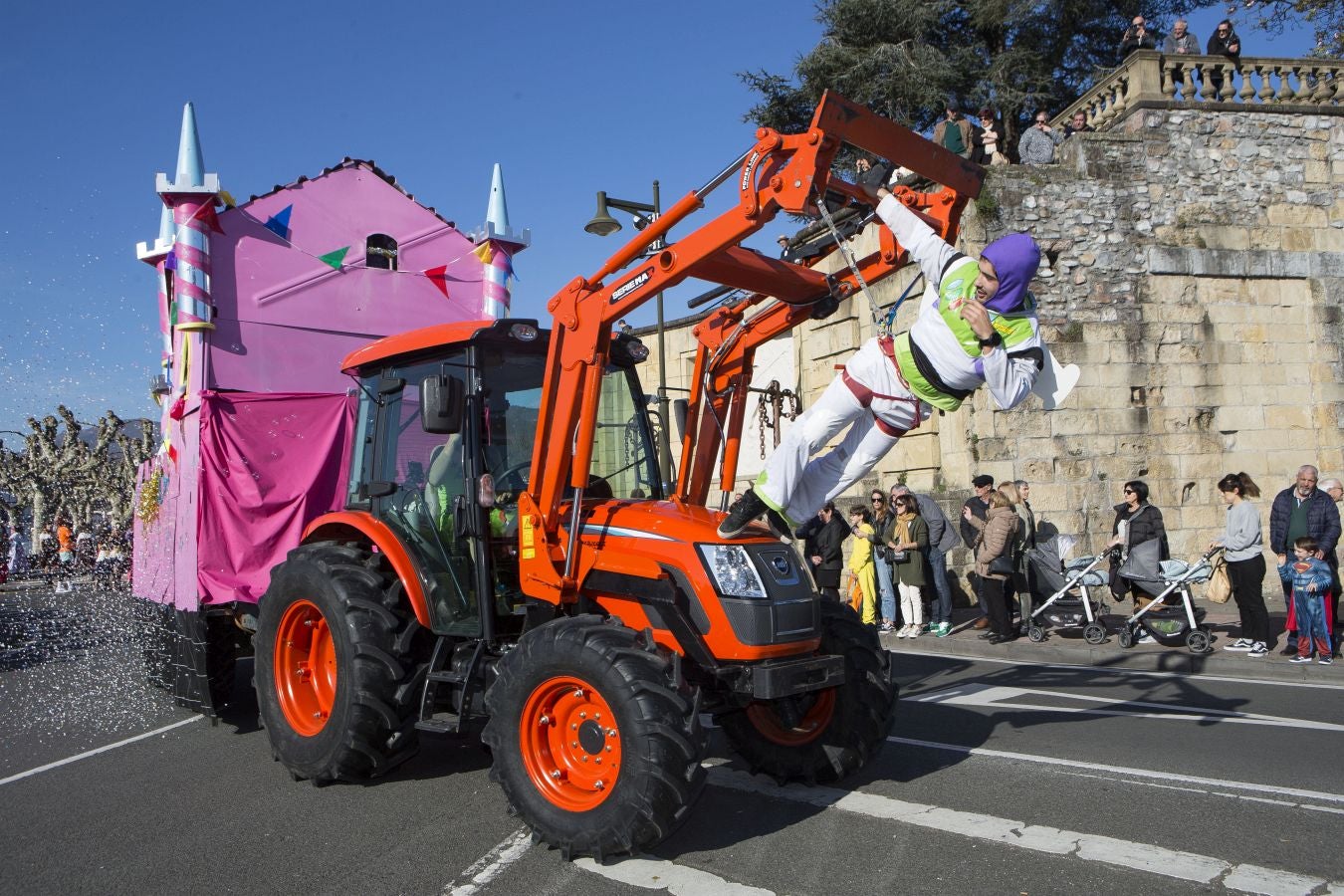 Original y divertido desfile el que se ha vivido este domingo en Hondarribia, con el sol y el buen humor como tónica dominante