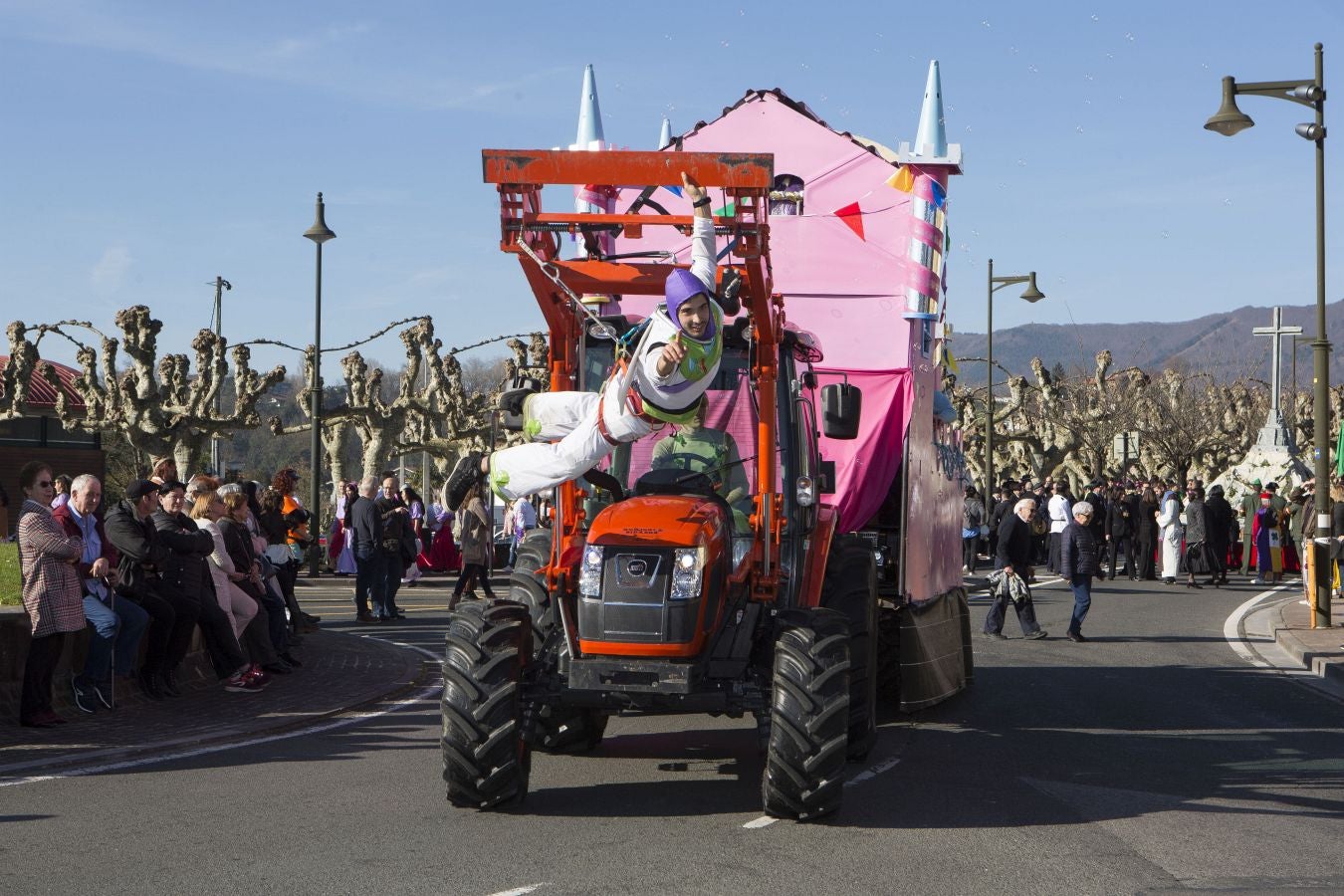 Original y divertido desfile el que se ha vivido este domingo en Hondarribia, con el sol y el buen humor como tónica dominante