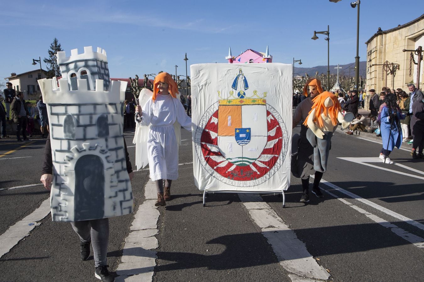 Original y divertido desfile el que se ha vivido este domingo en Hondarribia, con el sol y el buen humor como tónica dominante