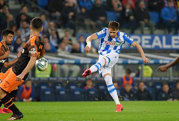 Januzaj, en pleno lanzamiento de zurda que acabó con el balón en el fondo de las redes. 