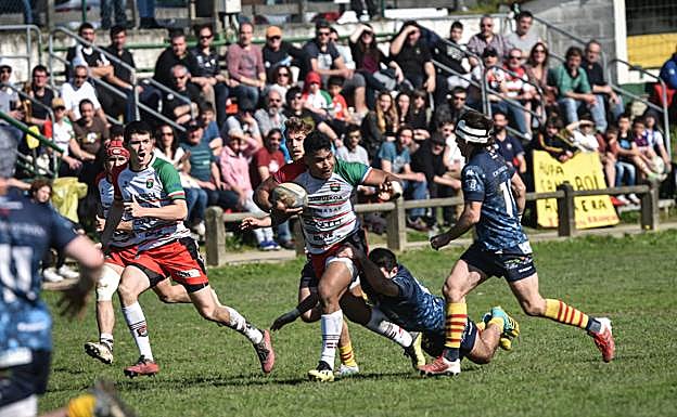 El pilier neozelandés Kane Todd salva el primer intento de placaje de un jugador de la Santboiana en Landare. 