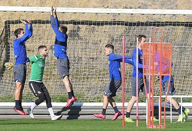 Guevara, Moyá, Portu, Gorosabel, Zurutuza y Arambarri se ejercitaron ayer en Zubieta. La Real no levanta el pie del acelerador. 