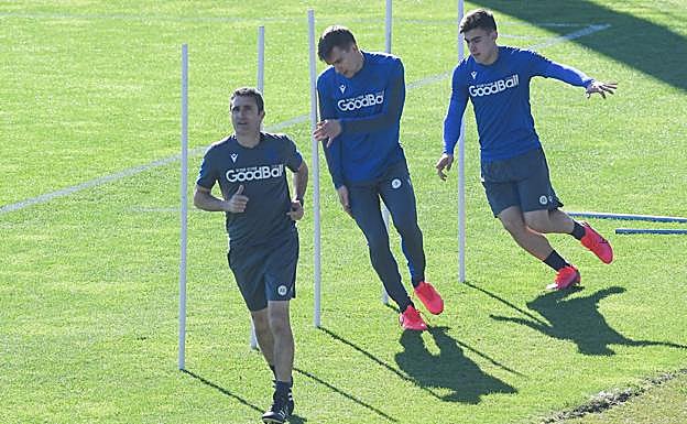 Diego Llorente y Ander Barrenetxea, junto a Alain Sola, en la sesión de ayer en Zubieta.