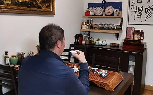 Jin se toma el té en su casa, donde lleva encerrado una semana.