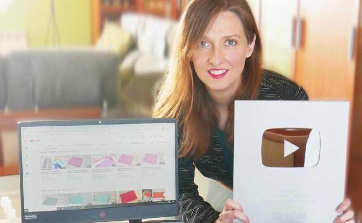Mari Luz Elvira posa sonriente con el botón de plata de YouTube