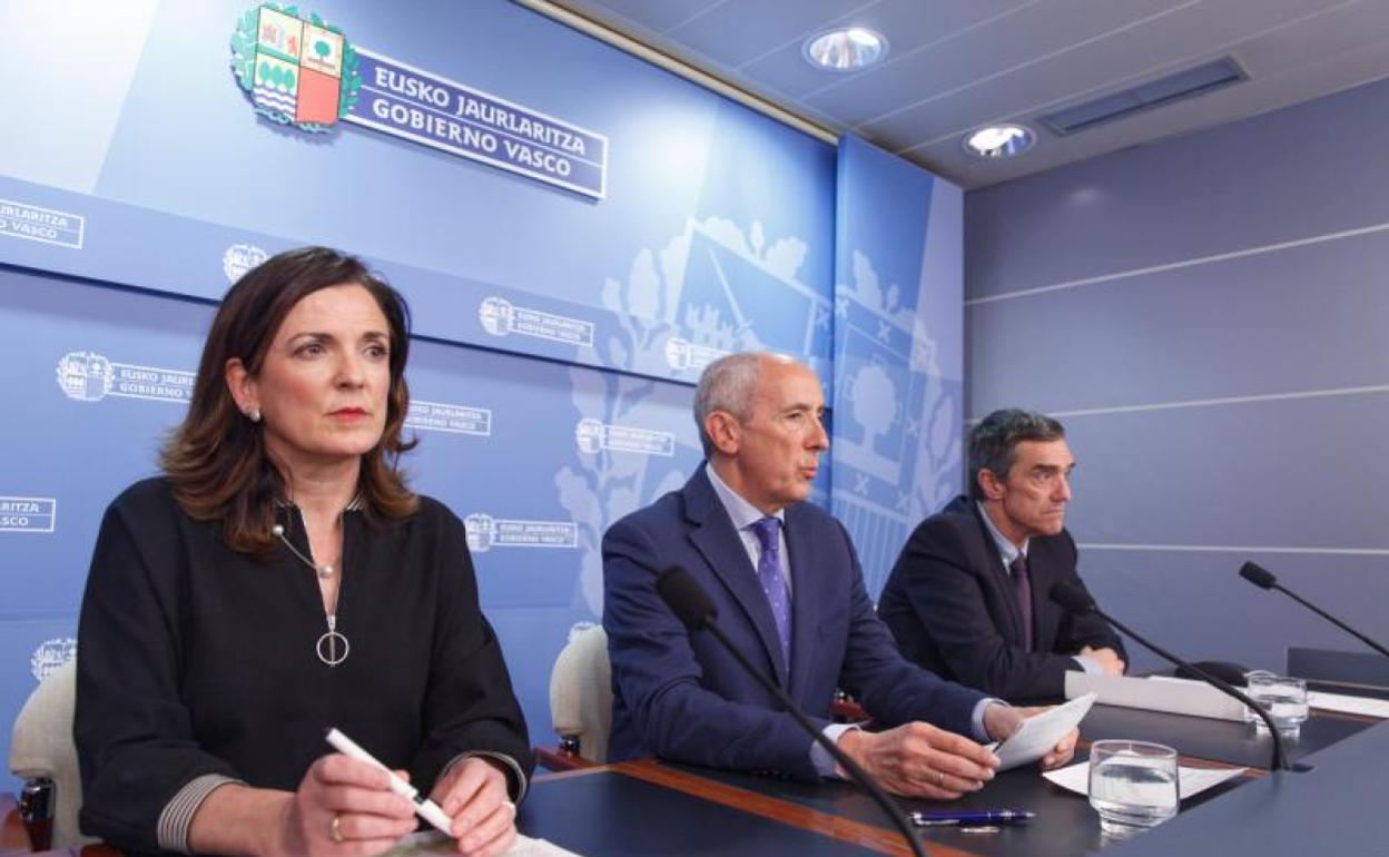 Beatriz Artolazabal, Josu Erkoreka y Jonan Fernández, en la rueda de prensa tras el Consejo de Gobierno.
