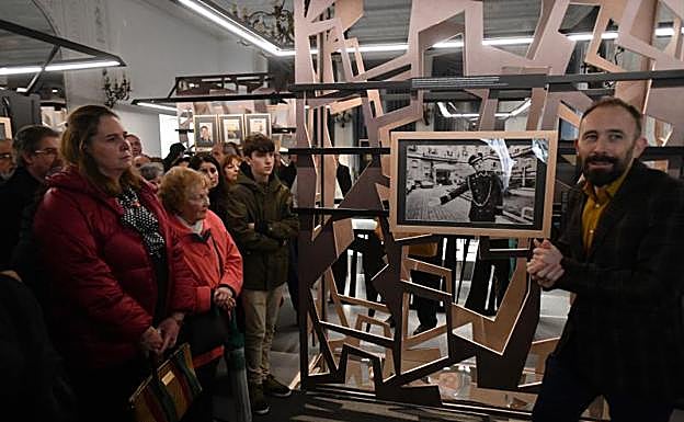 El nuevo delegado del Gobierno en Euskadi, Denis Itxaso, durante la visita a la exposición sobre Gregorio Ordóñez.