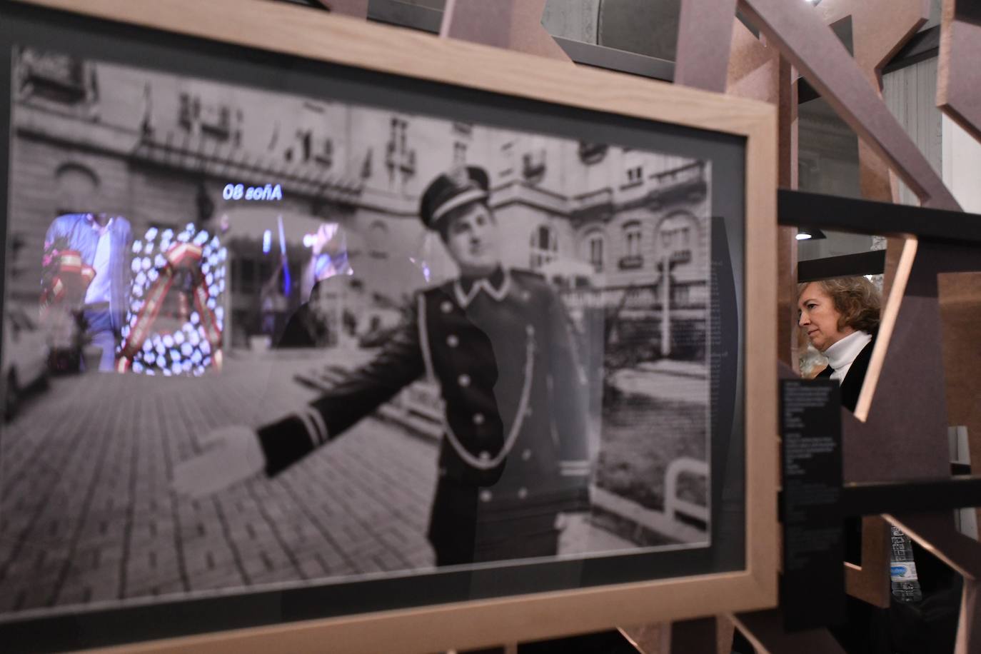 El delegado del Gobierno en el País Vasco, Denis Itxaso, ha ejercido este martes de guía para representantes de casas regionales y ciudadanos, a la exposición 'Gregorio Ordóñez. La vida posible', que acoge el Palacio Miramar de San Sebastián con motivo del 25 aniversario del asesinato del político donostiarra del PP.