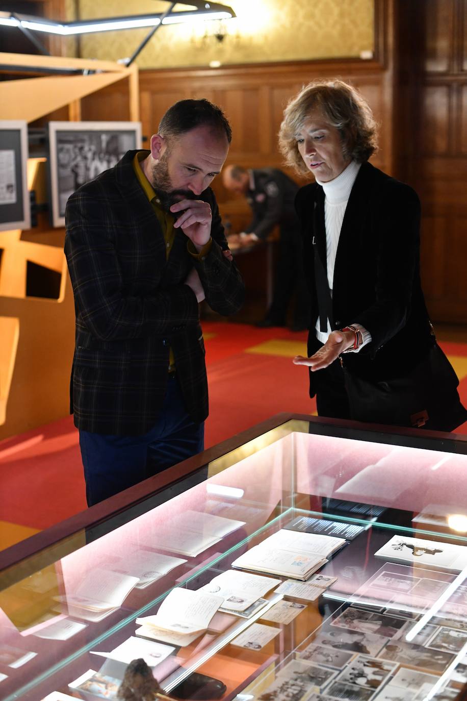 El delegado del Gobierno en el País Vasco, Denis Itxaso, ha ejercido este martes de guía para representantes de casas regionales y ciudadanos, a la exposición 'Gregorio Ordóñez. La vida posible', que acoge el Palacio Miramar de San Sebastián con motivo del 25 aniversario del asesinato del político donostiarra del PP.