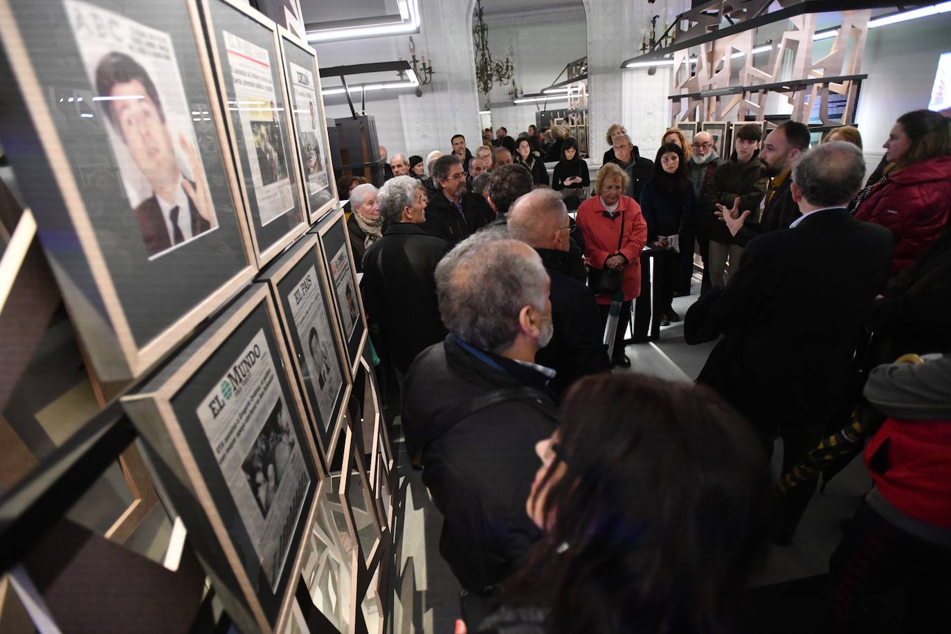 El delegado del Gobierno en el País Vasco, Denis Itxaso, ha ejercido este martes de guía para representantes de casas regionales y ciudadanos, a la exposición 'Gregorio Ordóñez. La vida posible', que acoge el Palacio Miramar de San Sebastián con motivo del 25 aniversario del asesinato del político donostiarra del PP.