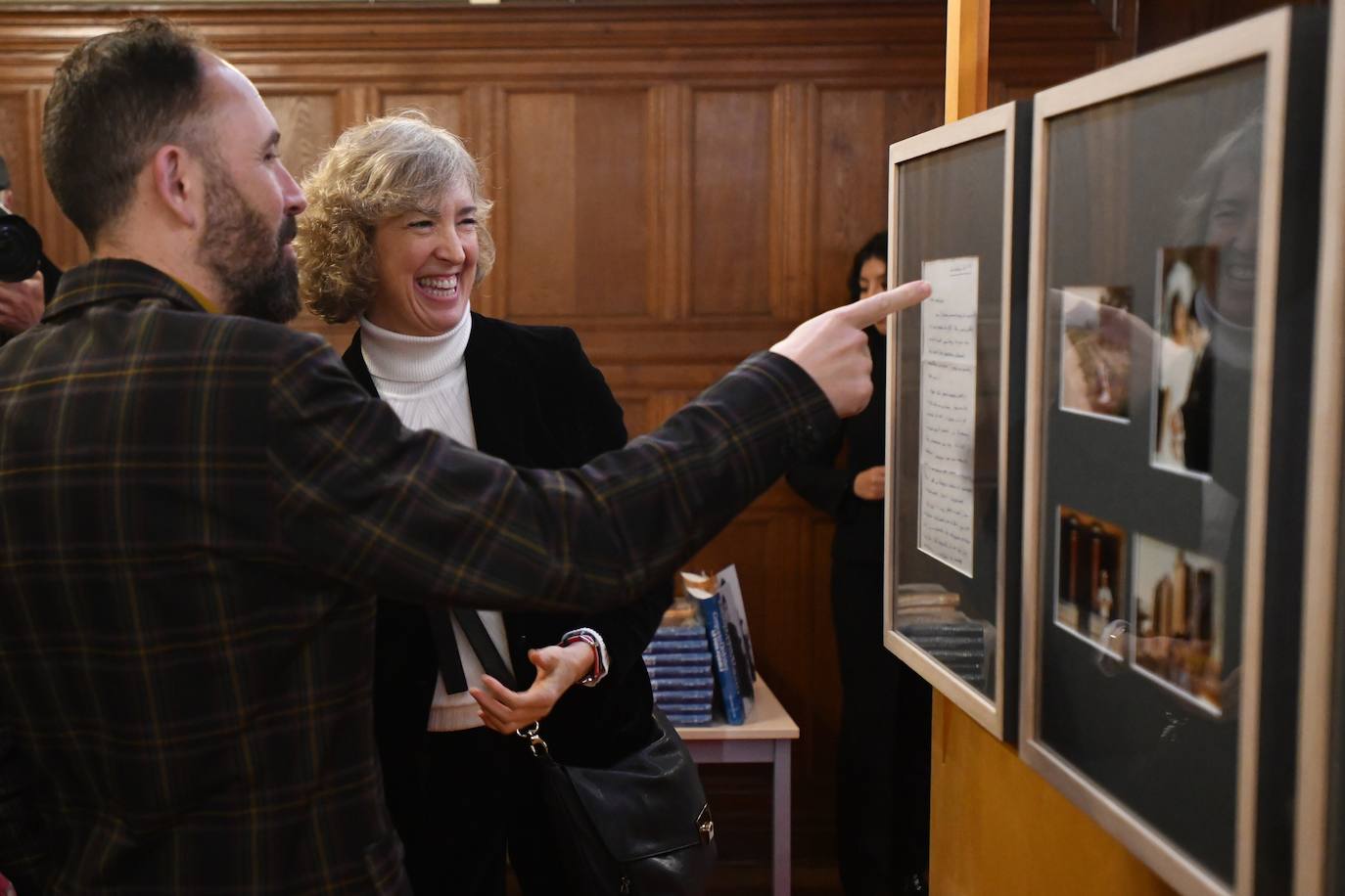 El delegado del Gobierno en el País Vasco, Denis Itxaso, ha ejercido este martes de guía para representantes de casas regionales y ciudadanos, a la exposición 'Gregorio Ordóñez. La vida posible', que acoge el Palacio Miramar de San Sebastián con motivo del 25 aniversario del asesinato del político donostiarra del PP.