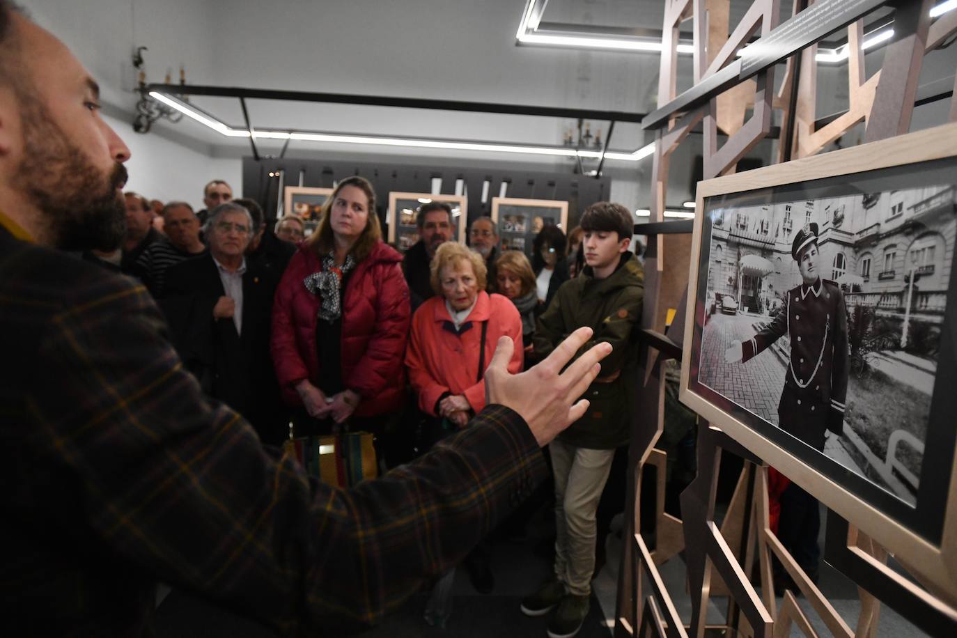 El delegado del Gobierno en el País Vasco, Denis Itxaso, ha ejercido este martes de guía para representantes de casas regionales y ciudadanos, a la exposición 'Gregorio Ordóñez. La vida posible', que acoge el Palacio Miramar de San Sebastián con motivo del 25 aniversario del asesinato del político donostiarra del PP.