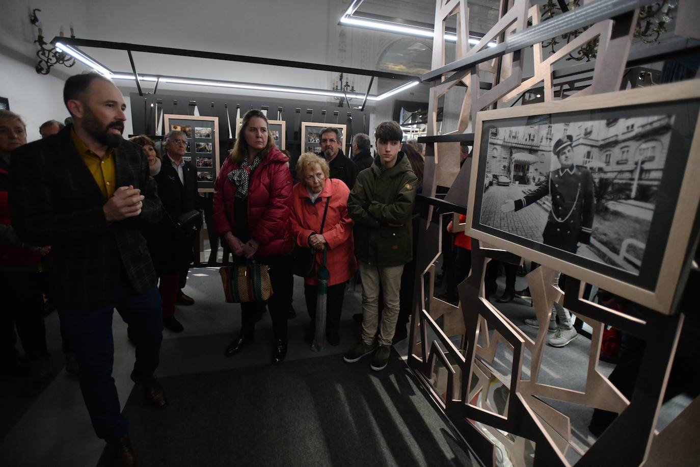 El delegado del Gobierno en el País Vasco, Denis Itxaso, ha ejercido este martes de guía para representantes de casas regionales y ciudadanos, a la exposición 'Gregorio Ordóñez. La vida posible', que acoge el Palacio Miramar de San Sebastián con motivo del 25 aniversario del asesinato del político donostiarra del PP.