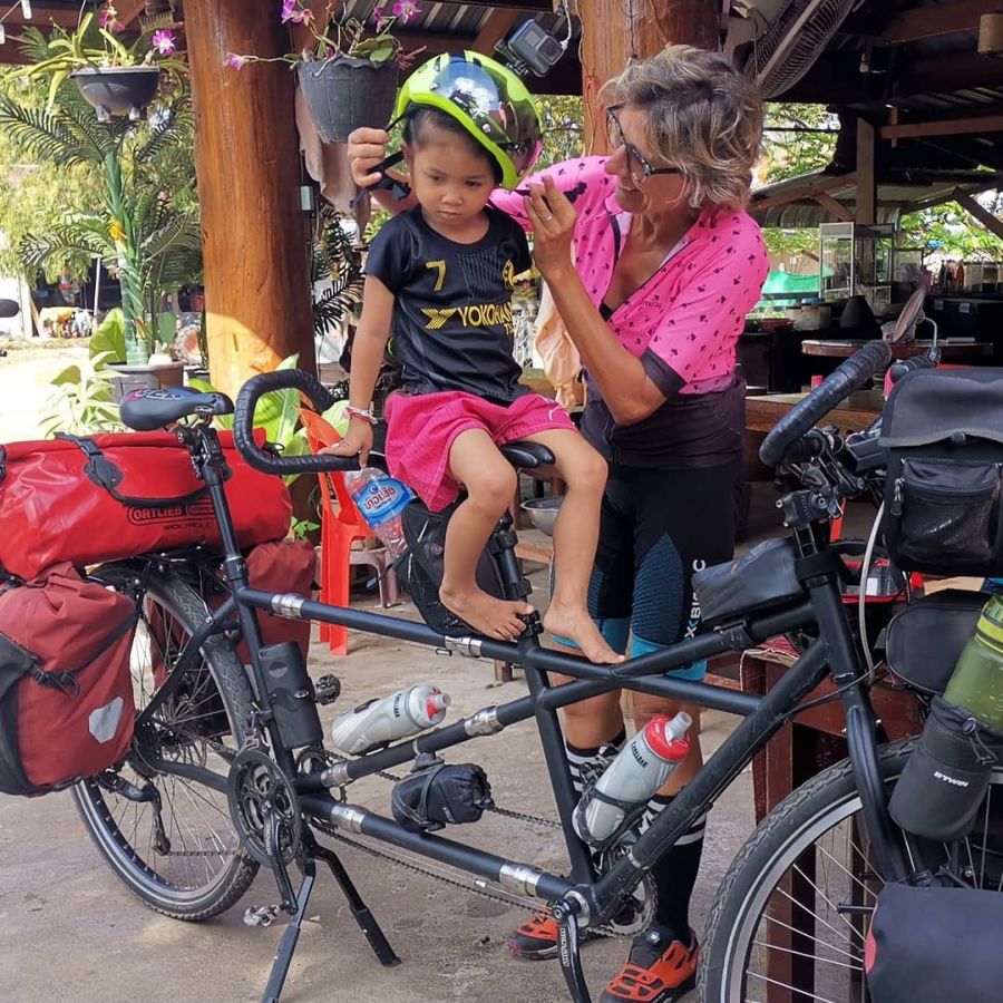 Iñaki Pagola y su mujer Garbiñe recorrieron entre julio y diciembre once países asiáticos en su bici tándem, 9.500 kilómetros a pedaladas. Este viernes han emprendido la segunda parte de su aventura, que les llevará a África.