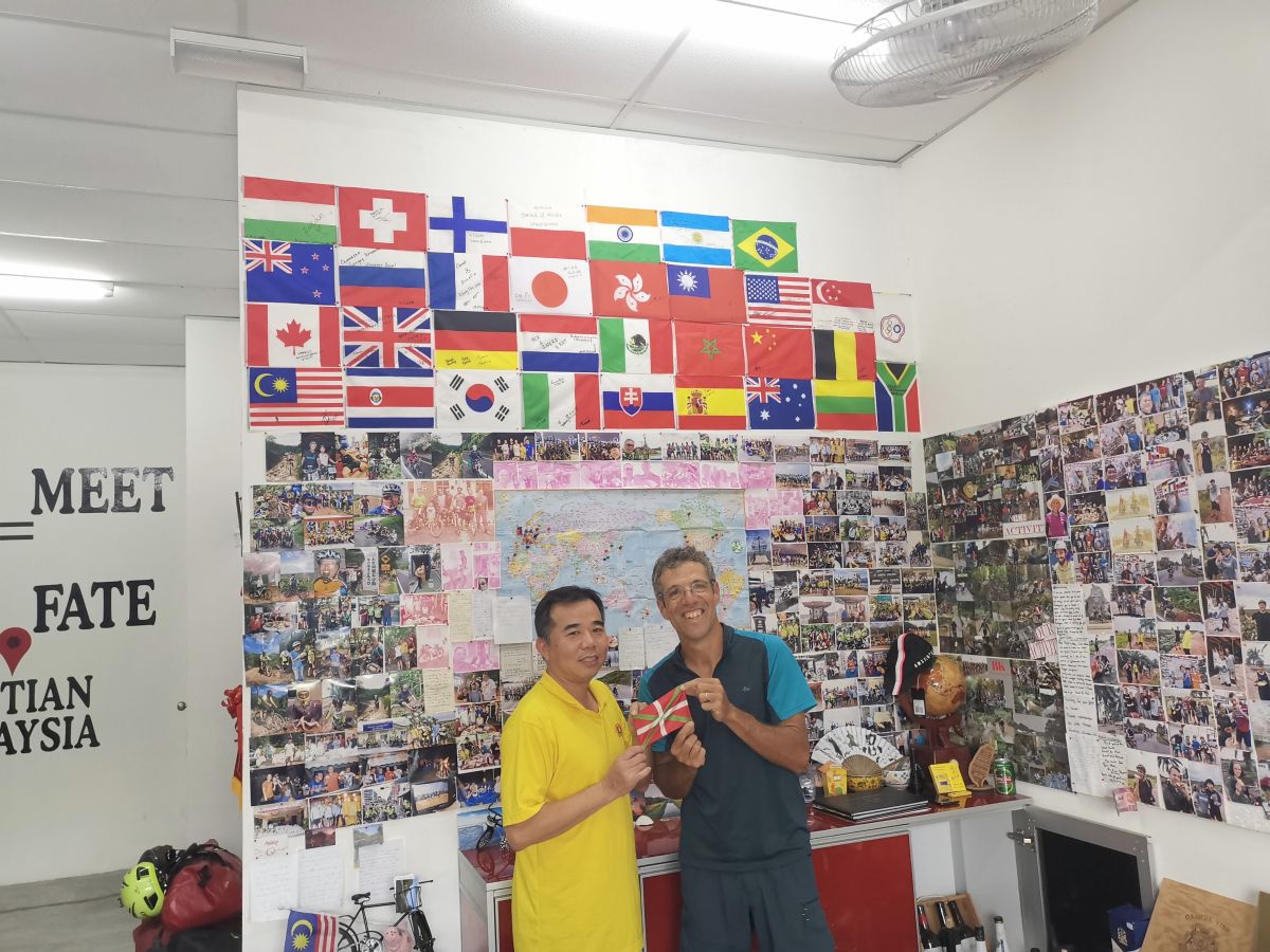 Iñaki Pagola y su mujer Garbiñe recorrieron entre julio y diciembre once países asiáticos en su bici tándem, 9.500 kilómetros a pedaladas. Este viernes han emprendido la segunda parte de su aventura, que les llevará a África.