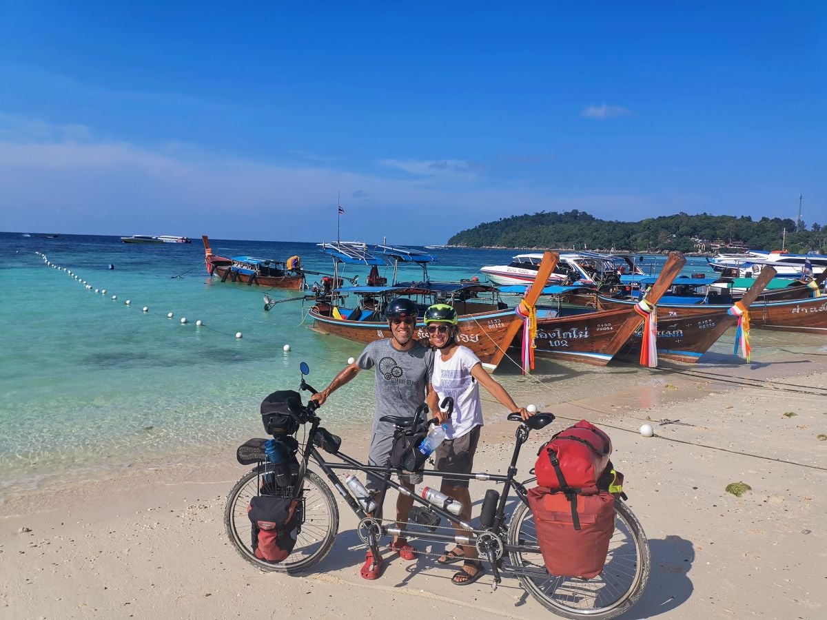 Iñaki Pagola y su mujer Garbiñe recorrieron entre julio y diciembre once países asiáticos en su bici tándem, 9.500 kilómetros a pedaladas. Este viernes han emprendido la segunda parte de su aventura, que les llevará a África.