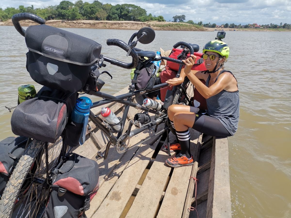 Iñaki Pagola y su mujer Garbiñe recorrieron entre julio y diciembre once países asiáticos en su bici tándem, 9.500 kilómetros a pedaladas. Este viernes han emprendido la segunda parte de su aventura, que les llevará a África.
