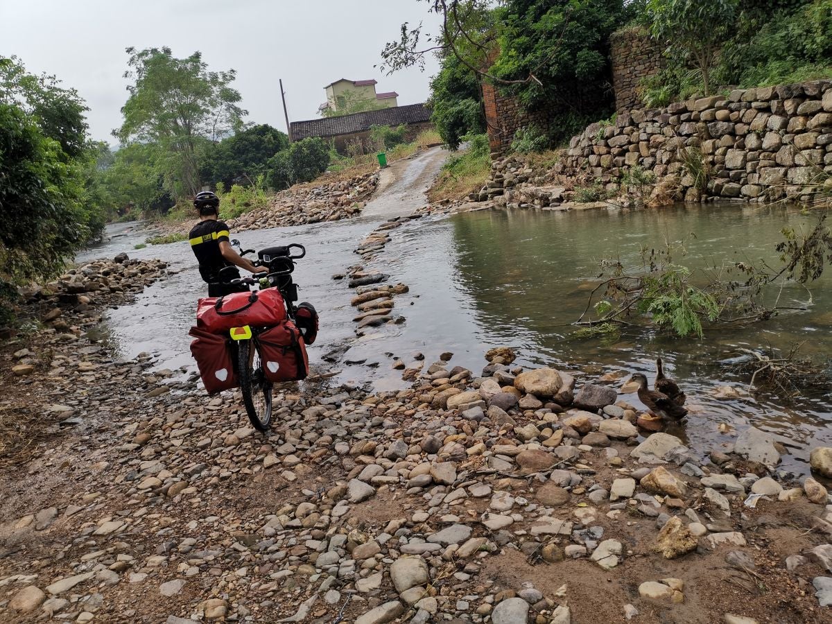Iñaki Pagola y su mujer Garbiñe recorrieron entre julio y diciembre once países asiáticos en su bici tándem, 9.500 kilómetros a pedaladas. Este viernes han emprendido la segunda parte de su aventura, que les llevará a África.