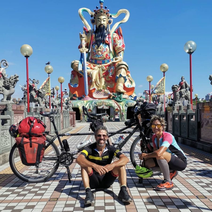 Iñaki Pagola y su mujer Garbiñe recorrieron entre julio y diciembre once países asiáticos en su bici tándem, 9.500 kilómetros a pedaladas. Este viernes han emprendido la segunda parte de su aventura, que les llevará a África.