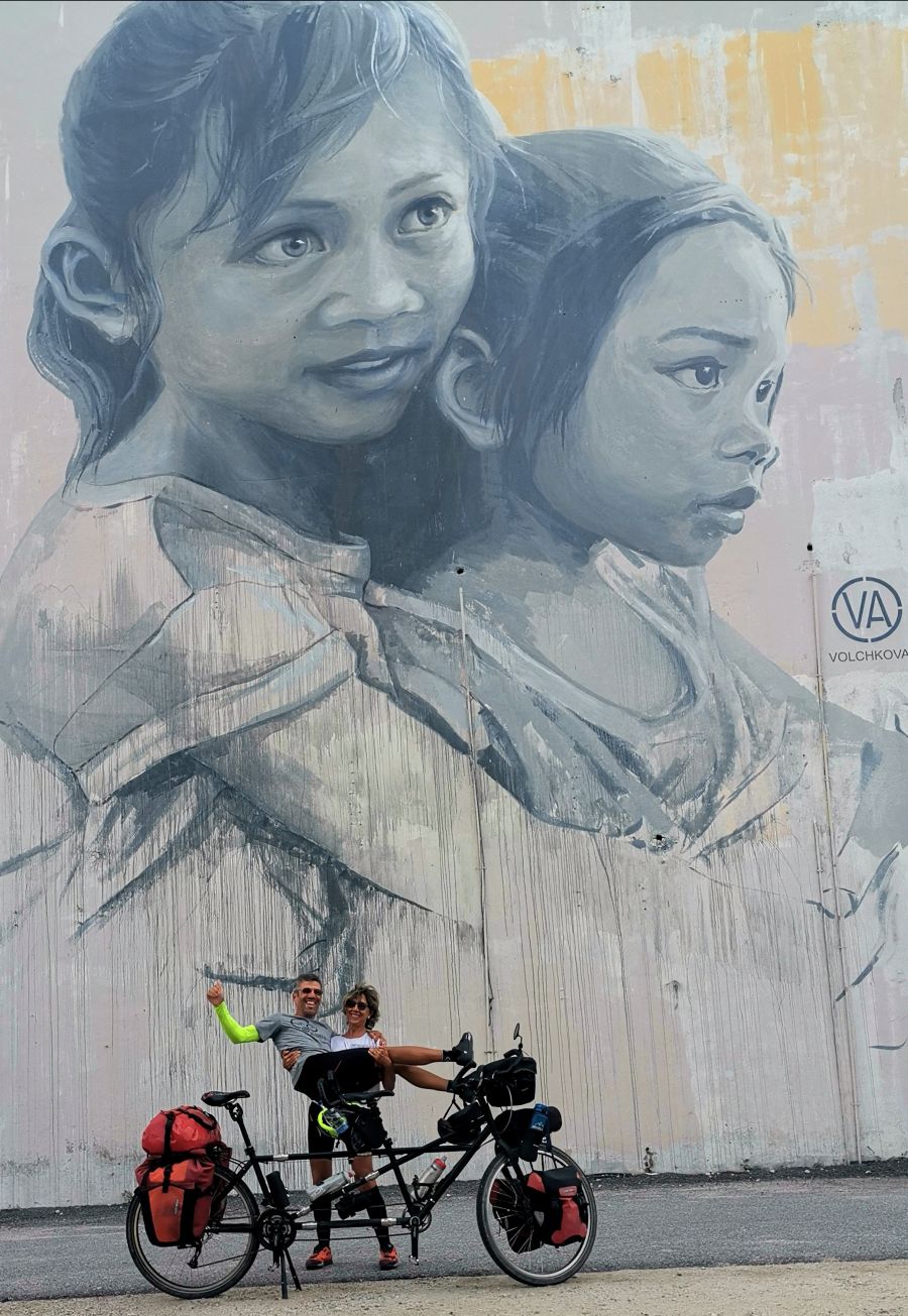 Iñaki Pagola y su mujer Garbiñe recorrieron entre julio y diciembre once países asiáticos en su bici tándem, 9.500 kilómetros a pedaladas. Este viernes han emprendido la segunda parte de su aventura, que les llevará a África.