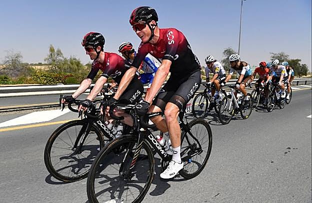 El irlandés Edward Dunbar y Chris Froome sonríen durante la etapa, antes del puerto final.