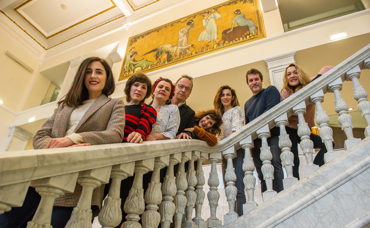 Los protagonistas y responsables del espectáculo, en la presentación en Donostia. 