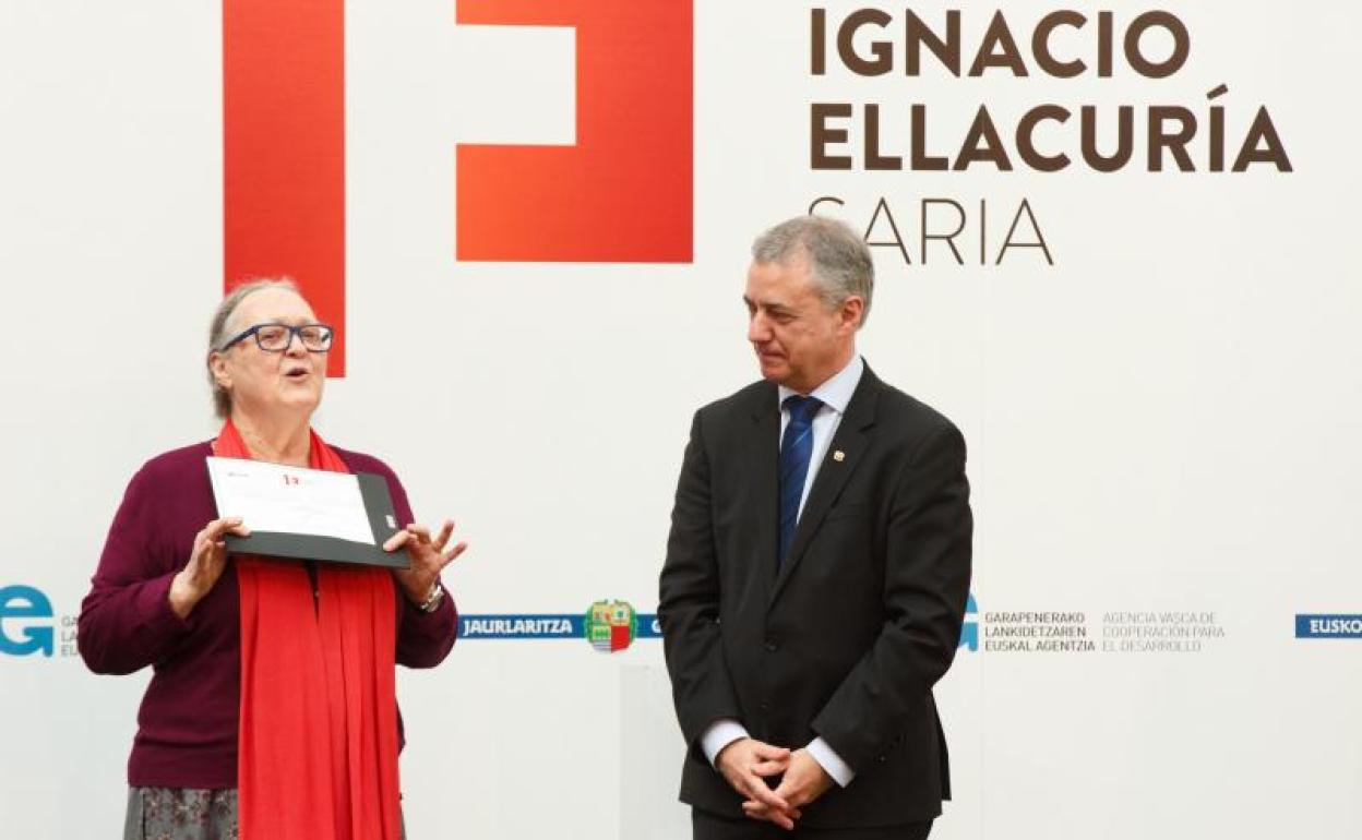 Anna Ferrer ha recibido el premio Ignacio Ellacuría de manos del lehendakari.