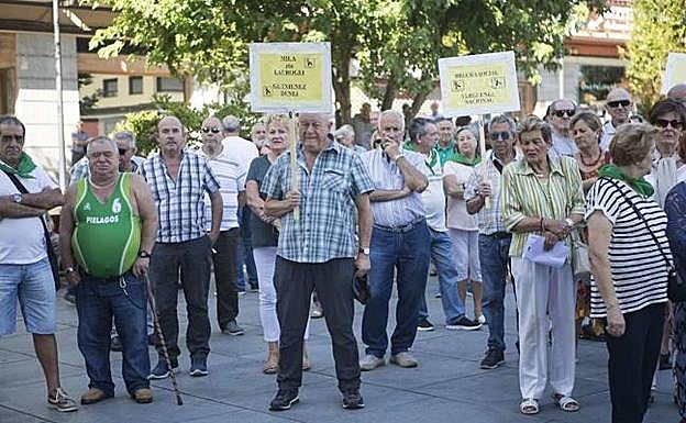 Concentración de pensionistas en Hondarribia
