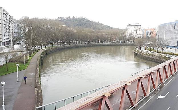 Zona de los hechos, con las escaleras hacia el río en el margen izquierdo. 