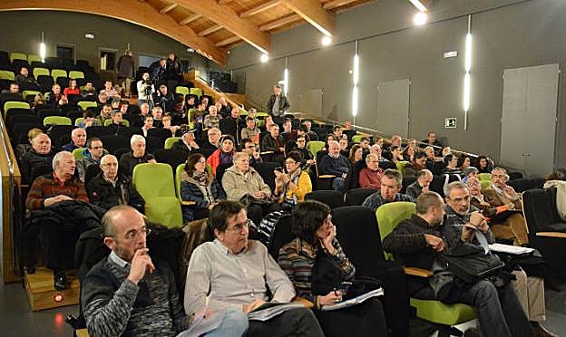 Unas 140 personas participaron en el encuentro sobre la carretera en la Casa de Cultura de Bera.