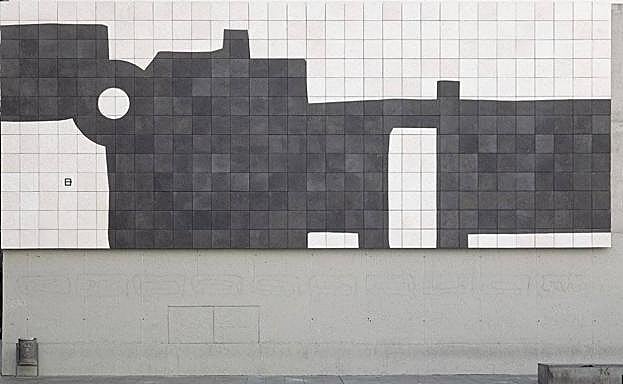 El mural Barcelona, colocado en una pared lateral del Macba, el más grande y conocido de Chillida. 