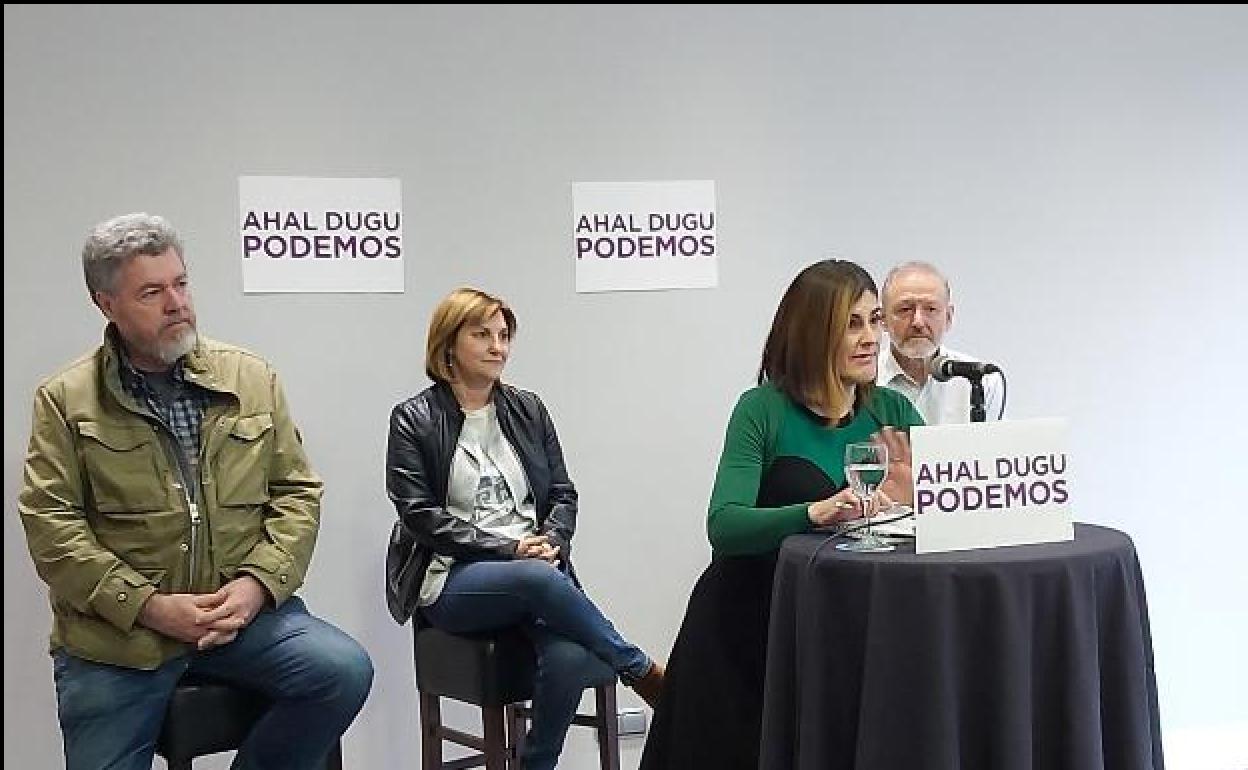 Miren Gorrotxategi, junto a Juantxo López de Uralde, Pilar Garrido y Roberto Uriarte.