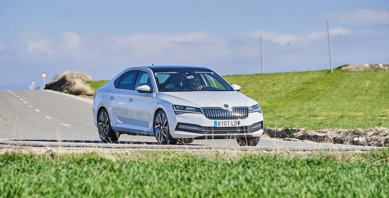 Skoda Superb iV. La versión tope de gama es el primer modelo híbrido enchufable (PHEV) de la marca.