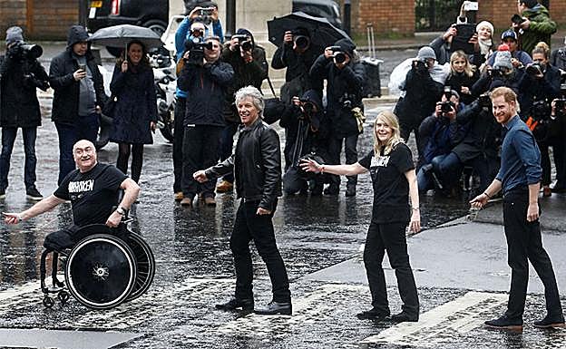 El príncipe Harry escenifica junto a Bon Jovi la famosa foto de Los Beatles en Abbey Road