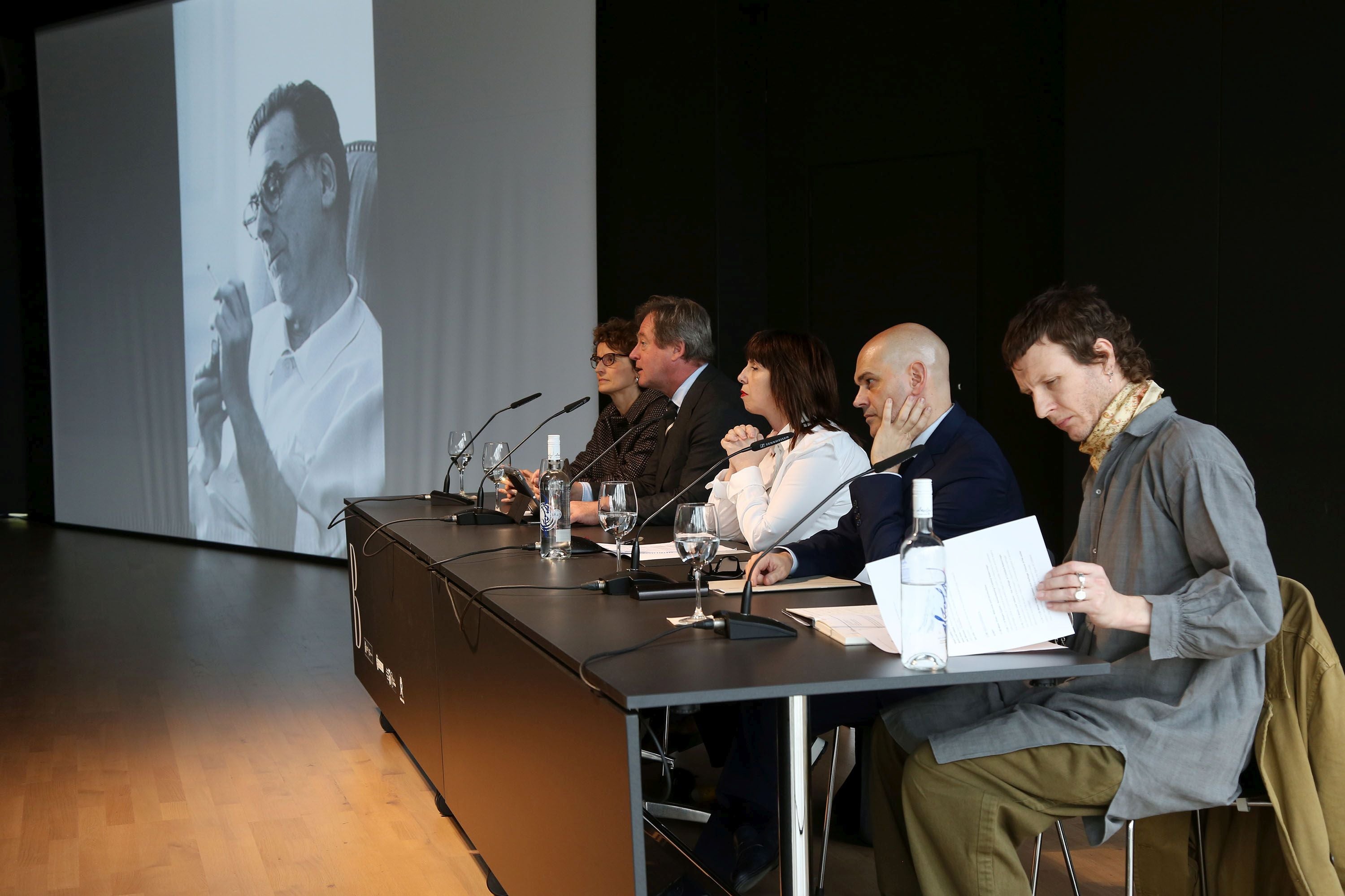 Bingen Zupiria, consejero de Cultura y Política Lingüistica del Gobierno Vasco, María José Tellería, directora de Cultura de la Diputación Foral de Gipuzkoa, Miren Vives, directoa del Museo Cristóbal Balenciaga, Igor Uria, director de colecciones del Museo Cristóbal Balenciaga y Ben Whyman, responsable del Centre for Fashion Curation - University of the Arts London han presentado la exposción 'Moda y Patrimono. Cristóbal'