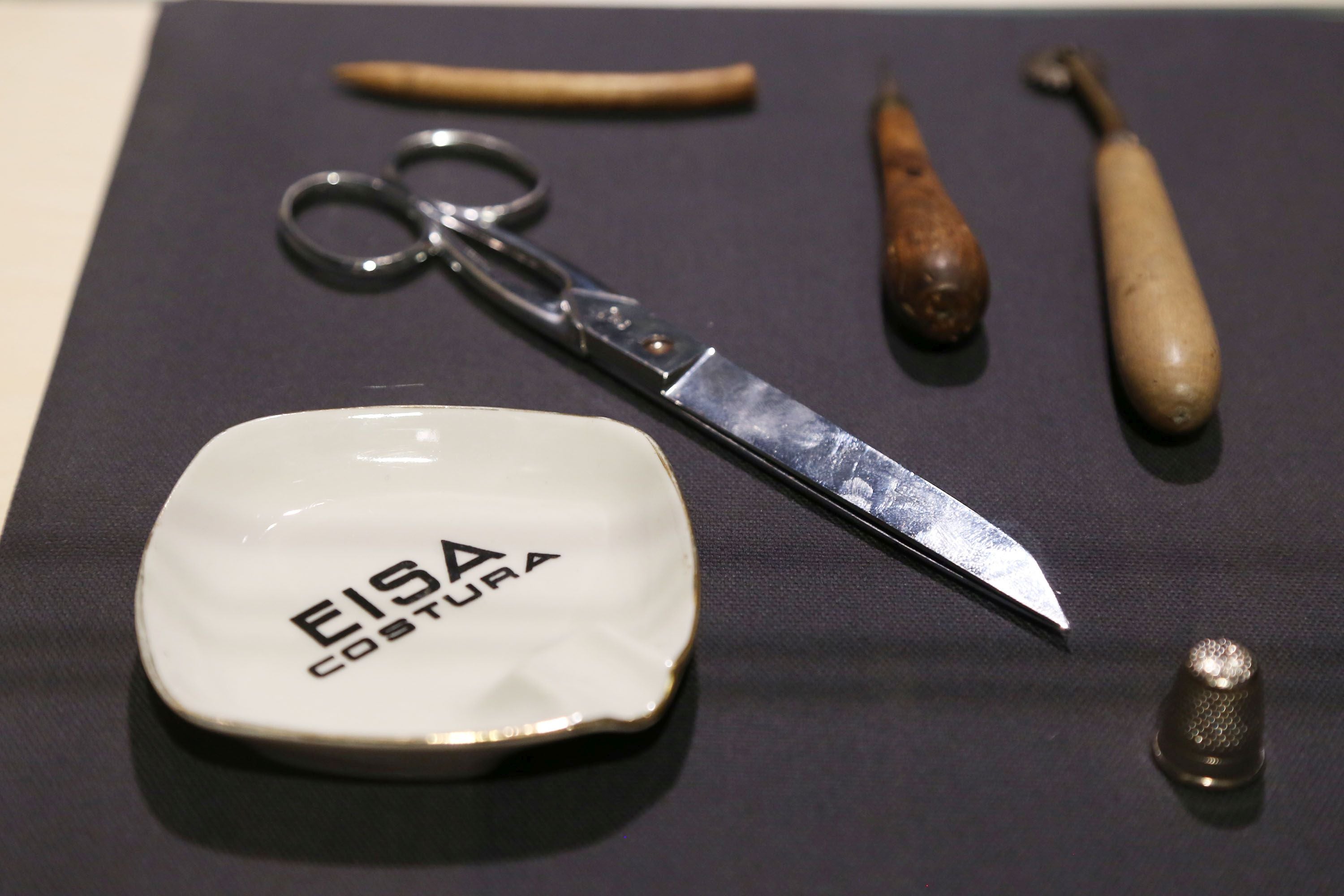 La exposición cuenta con indumentaria, objetos y detalles que pertenecieron al propio diseñador. Cada uno de ellos ayudan a entender la personalidad del maestro