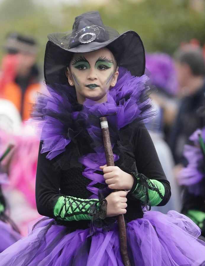 Decenas de personas se han enfrentando al viento y a la lluvia para celebrar los Carnavales en Riveras de Loiola. 