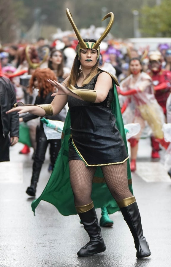 Decenas de personas se han enfrentando al viento y a la lluvia para celebrar los Carnavales en Riveras de Loiola. 