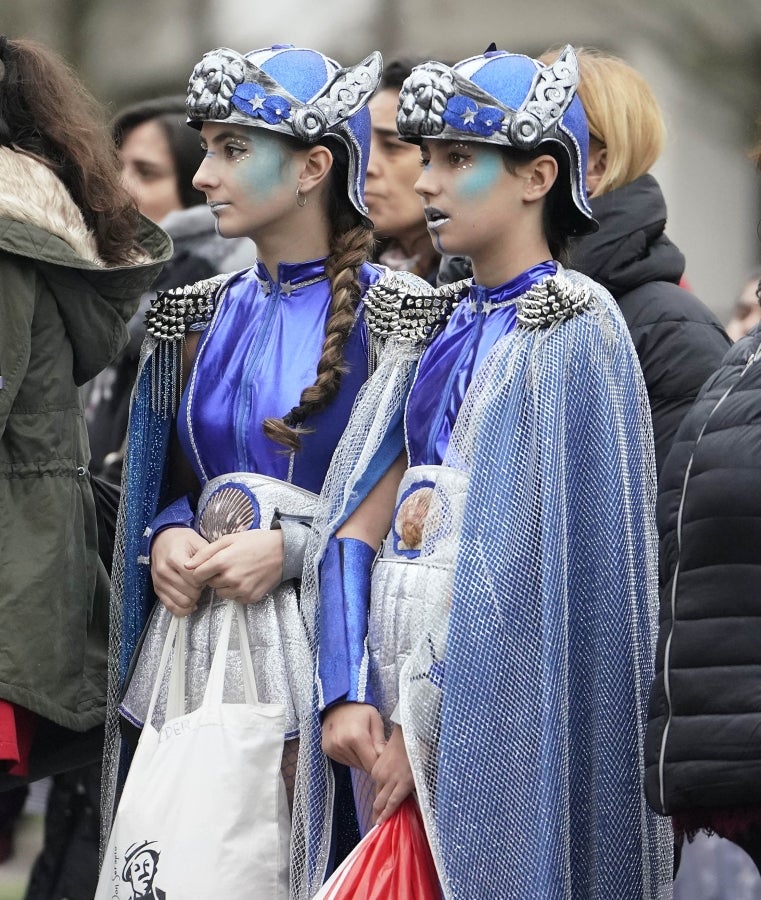 Decenas de personas se han enfrentando al viento y a la lluvia para celebrar los Carnavales en Riveras de Loiola. 