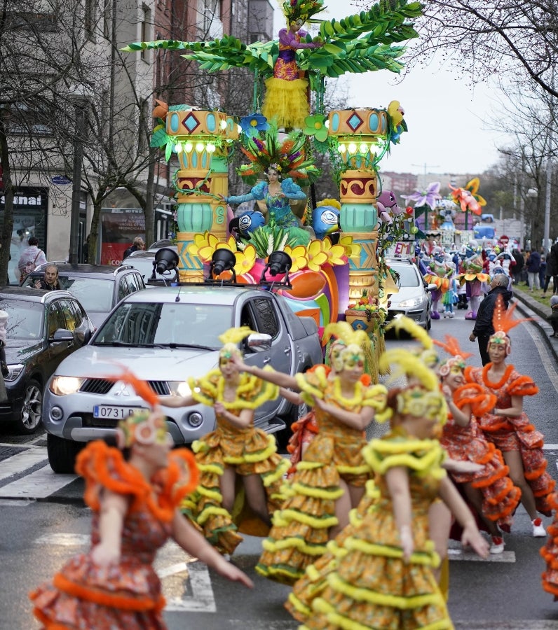 Decenas de personas se han enfrentando al viento y a la lluvia para celebrar los Carnavales en Riveras de Loiola. 