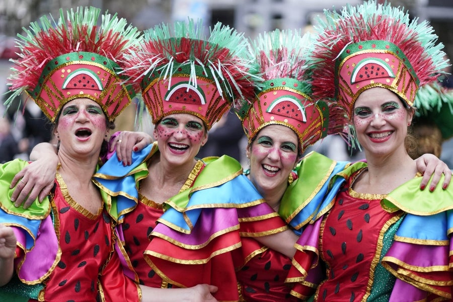 Decenas de personas se han enfrentando al viento y a la lluvia para celebrar los Carnavales en Riveras de Loiola. 